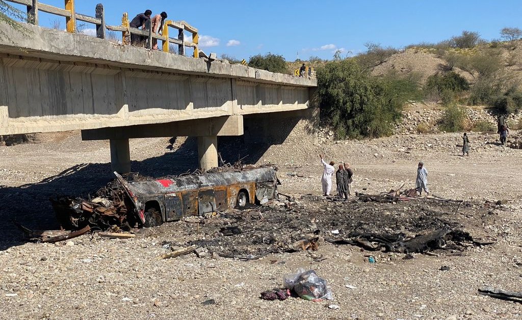 pakistan bus crash death.jpg